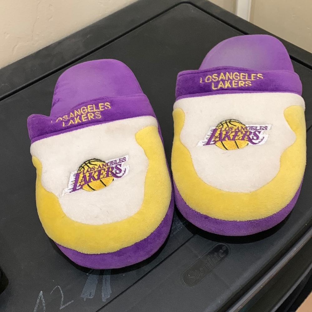 LA Lakers slippers